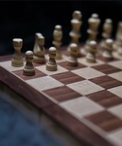 Fortecom Premium Schaakbord Met Co?rdinaten - 2 Extra Dames - 100% Houten Schaakset - 38 Cm - Magnetisch - Inclusief Schaakstukken - Chess Set Schaakborden Schaken Schaak Schaakspellen -leerzame-spellen Verkoopwinkel 550x489 5