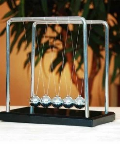 MikaMax Newton Cradle XL - Houten Voet - Metalen Frame - Newton Pendel - Newton Ballen - Ballanceerballen 9 MikaMax Newton Cradle XL - Houten Voet - Metalen Frame - Newton Pendel - Newton Ballen - Ballanceerballen -leerzame-spellen Verkoopwinkel 550x550 218