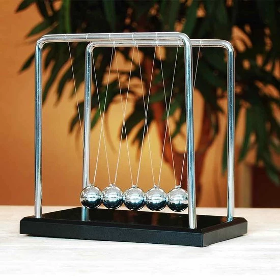 MikaMax Newton Cradle XL - Houten Voet - Metalen Frame - Newton Pendel - Newton Ballen - Ballanceerballen 4 MikaMax Newton Cradle XL - Houten Voet - Metalen Frame - Newton Pendel - Newton Ballen - Ballanceerballen - Afbeelding 2