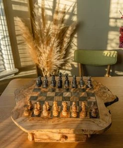 Schaakset Olijfolie & Honing Met Laden - Schaakspel - Schaakstukken - Schaakbord - Schaken - Bordspel - Handgemaakt - Hout - Zwart - Volwassenen & Kinderen - 35 X 35 X 8,5 Cm -leerzame-spellen Verkoopwinkel 550x823 9